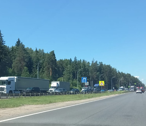 На трассе под Тверью автомобили вновь стоят в глухой пробке